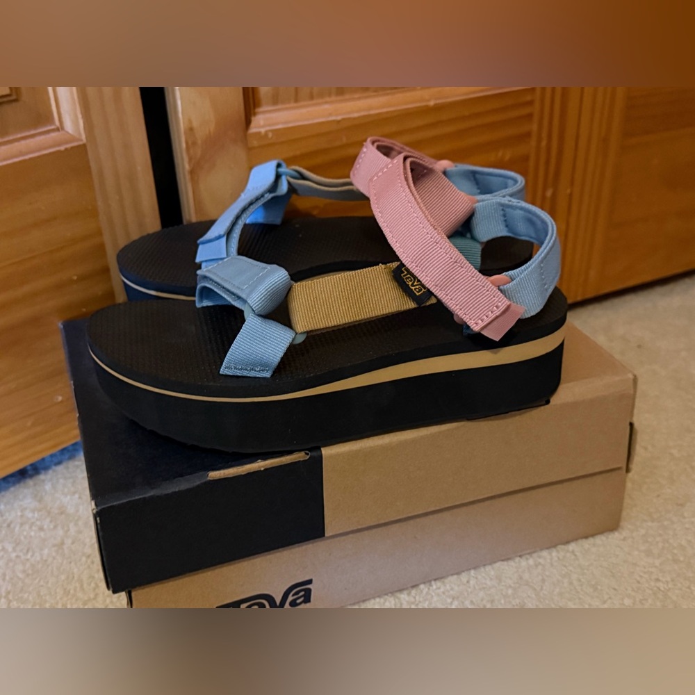NIB Teva Flatform Universal Sandals Colorblock Women Size 6 Multicolor Platform